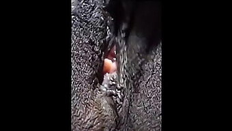 Closeup dari vaginanya yang berkulit hitam dicukur