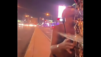 Golden Shower Erlebnis des Interracial Paares beim Vegas Strip