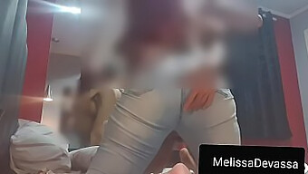 Melissa Devassa, la MILF madura, le hace una paja a su novio