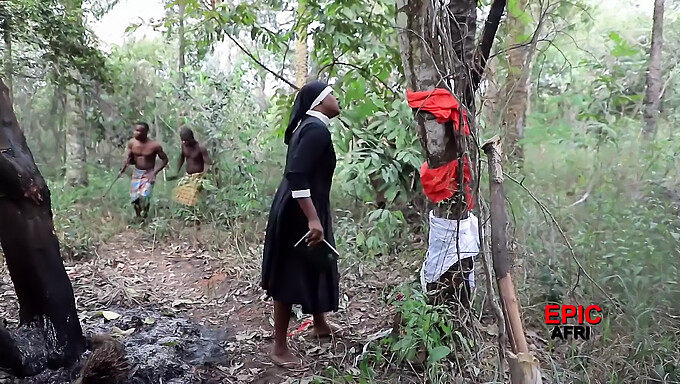 Uživanje na prostem z afriškimi frajerji in misijonarsko lepotico