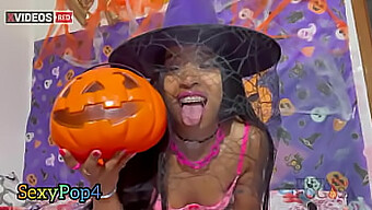 Morena Rabuda menikmati permainan anal dengan kontol yang keras di malam Halloween