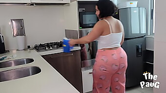 Acción casera irreal con una compañera de cuarto cachonda en la cocina