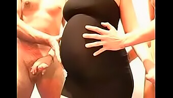 Femme enceinte afro-américaine se fait couvrir de sperme pendant le sexe en groupe